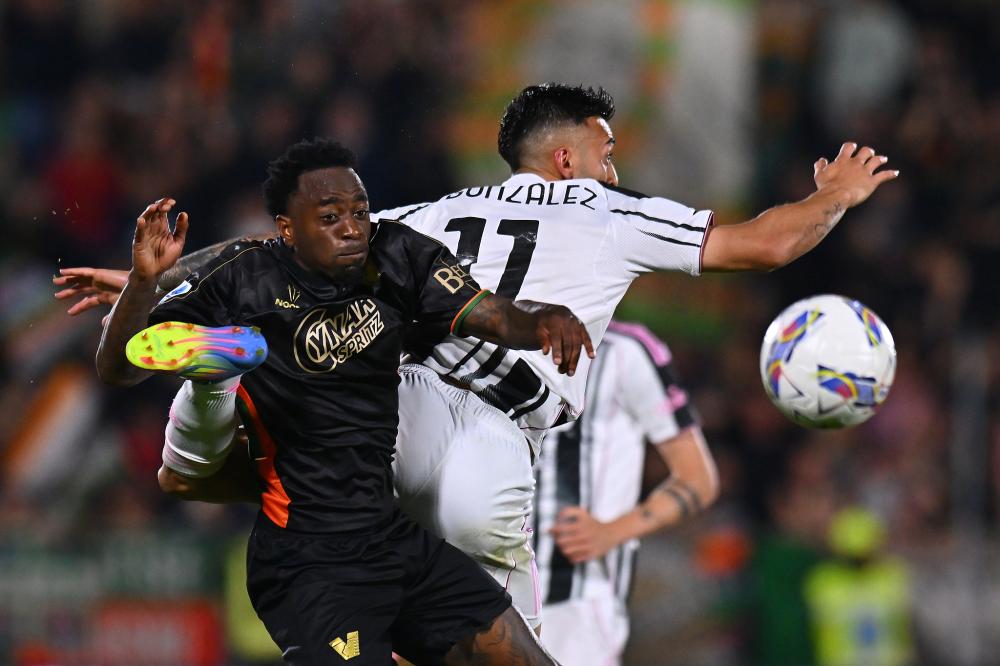 澳超战报：科斯格罗夫双响，九人奥克兰FC2-1惠灵顿凤凰